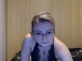 Live sex webcam photo for KarinaHott4UU #129002909