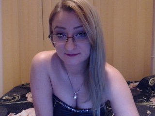 Live sex webcam photo for KarinaHott4UU #147239648