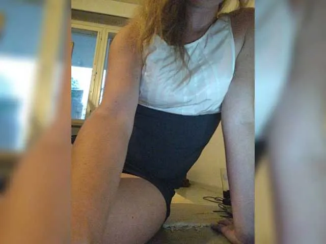 Live sex webcam photo for KarinaPlay23 #276082420
