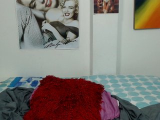 Live sex webcam photo for KarinaSex24 #194943695