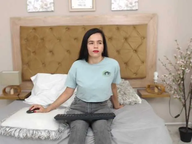 Live sex webcam photo for KarlaMichell #276667778
