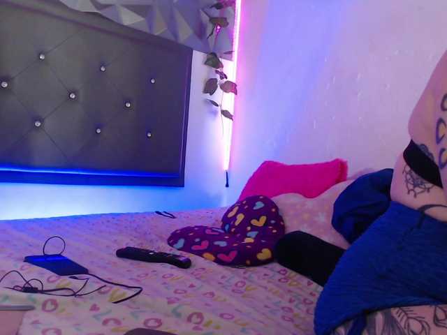 Live sex webcam photo for KarlyPearty #273807884