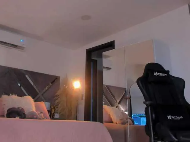 Live sex webcam photo for KateOwens #291287813