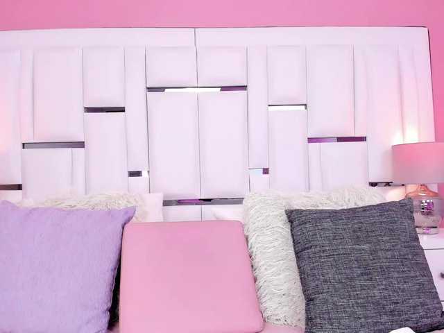 Live sex webcam photo for KatelynReid #276838199