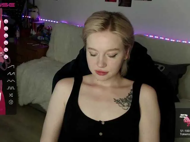 Live sex webcam photo for KaterinaJoyX #275545911