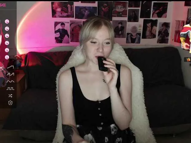 Live sex webcam photo for KaterinaJoyX #276300017