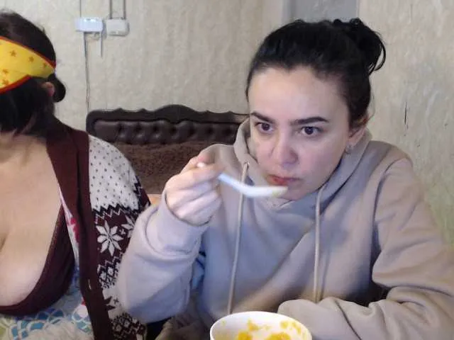 Live sex webcam photo for Katernia48 #272041619