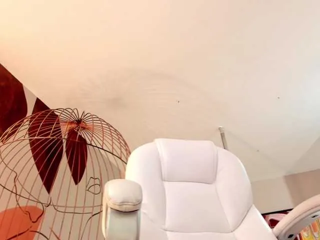 Live sex webcam photo for KatieNolan #273502045