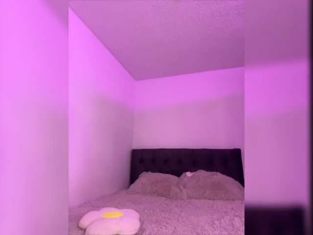 Live sex webcam photo for KatieNolan #276493696