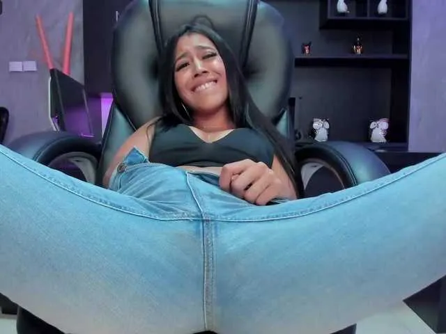Live sex webcam photo for KatieNolan #276761876