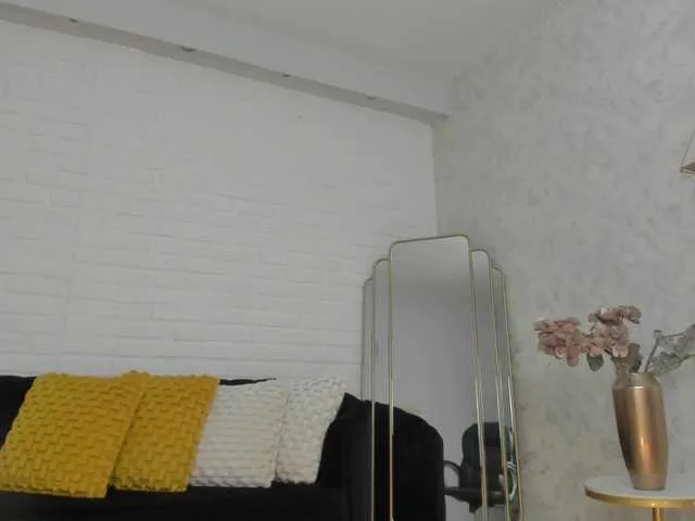 Live sex webcam photo for KatieNolan #276790799