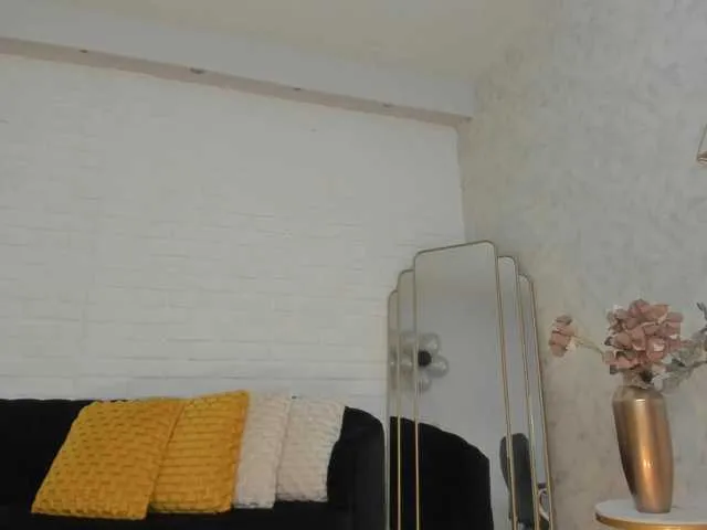 Live sex webcam photo for KatieNolan #276802388