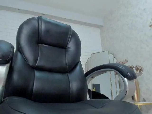 Live sex webcam photo for KatieNolan #277350130