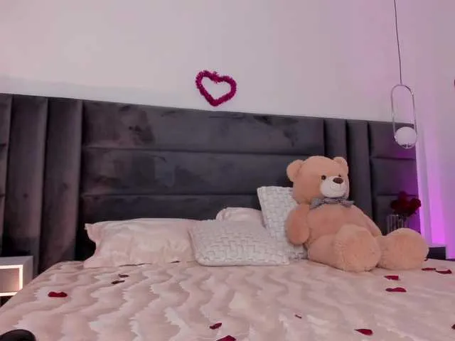 Live sex webcam photo for KatieNolan #290491924