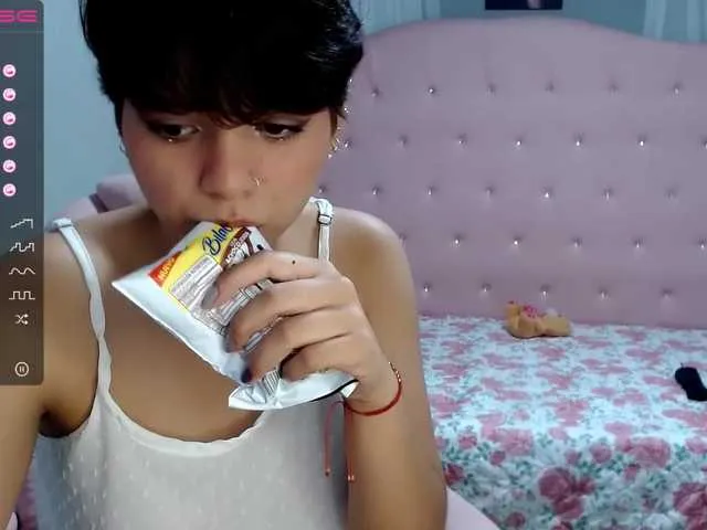 Live sex webcam photo for Katiehs #272539576