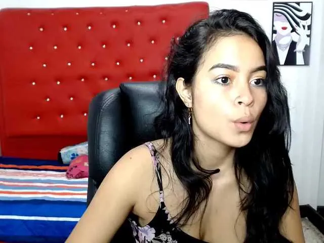 Live sex webcam photo for Kattymorriso #272343303