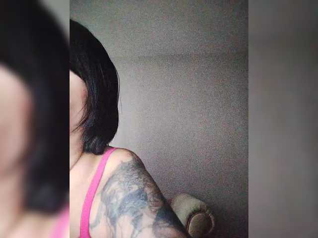 Live sex webcam photo for Katy19801 #291569417