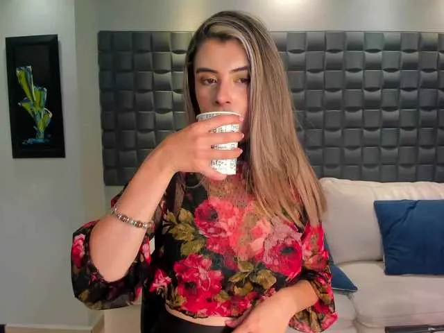 Live sex webcam photo for KatyRousse #275675327