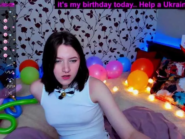 Live sex webcam photo for KawaiiHikka1 #272549264