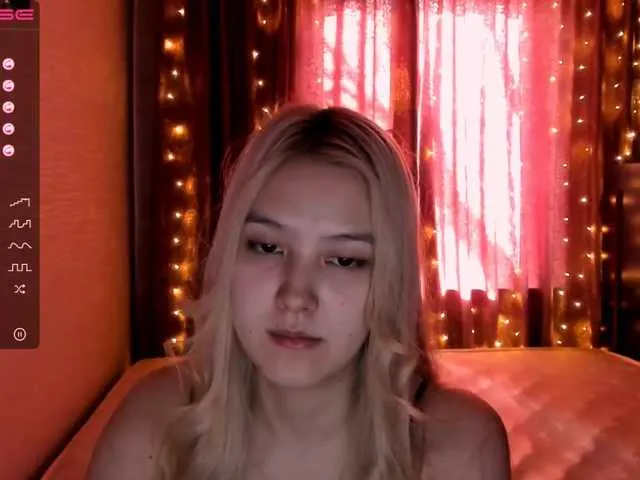 Live sex webcam photo for KayaLuan #272171770