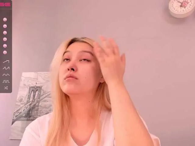 Live sex webcam photo for KayaLuan #272497158