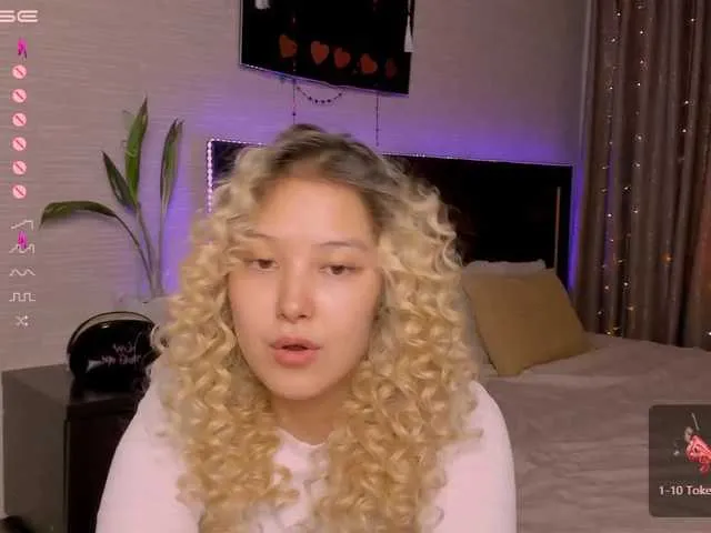 Live sex webcam photo for KayaLuan #273946551