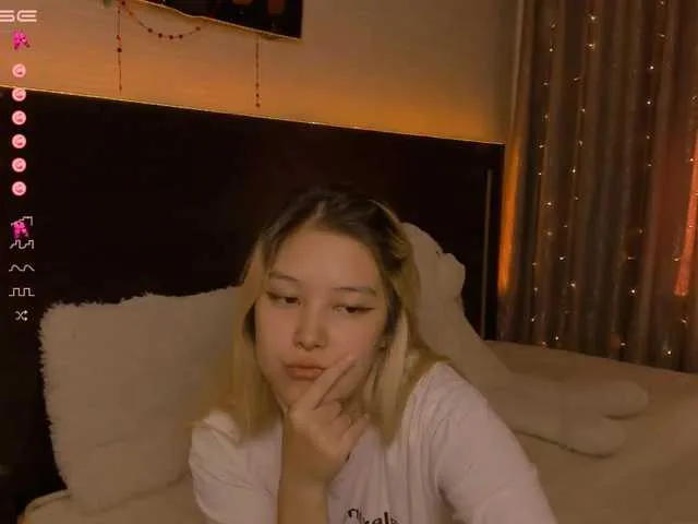 Live sex webcam photo for KayaLuan #273988856