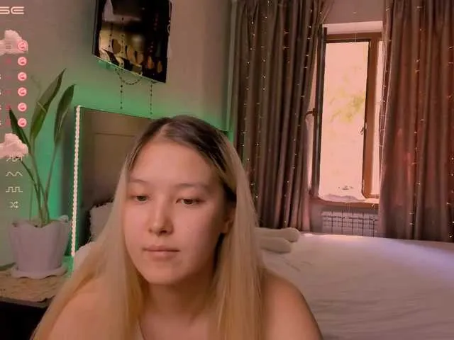 Live sex webcam photo for KayaLuan #274052483