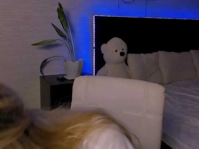 Live sex webcam photo for KayaLuan #274195866
