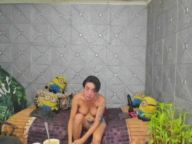 Live sex webcam photo for KayceeIlove #292122773