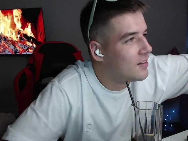 Live sex webcam photo for KeGaMbiT69 #292223115