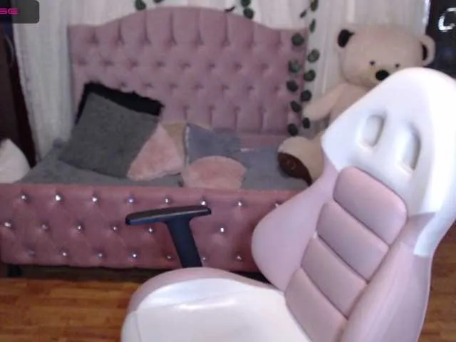 Live sex webcam photo for Keira-fox #271905831