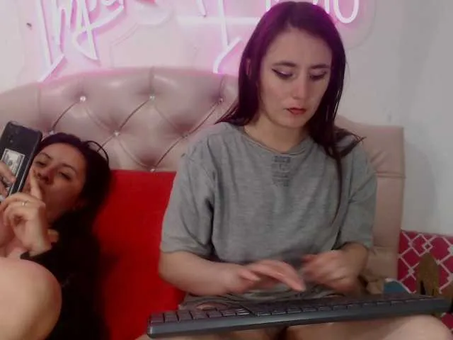 Live sex webcam photo for KellyAndHeily69 #276813868
