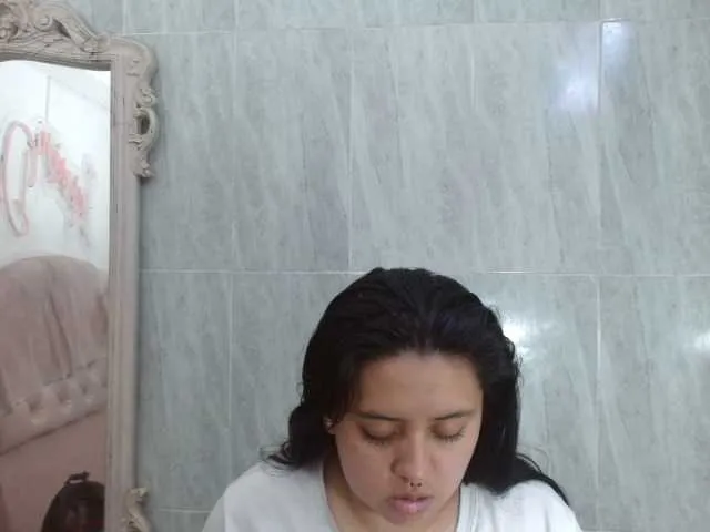 Live sex webcam photo for KellyAndHeily69 #277385145