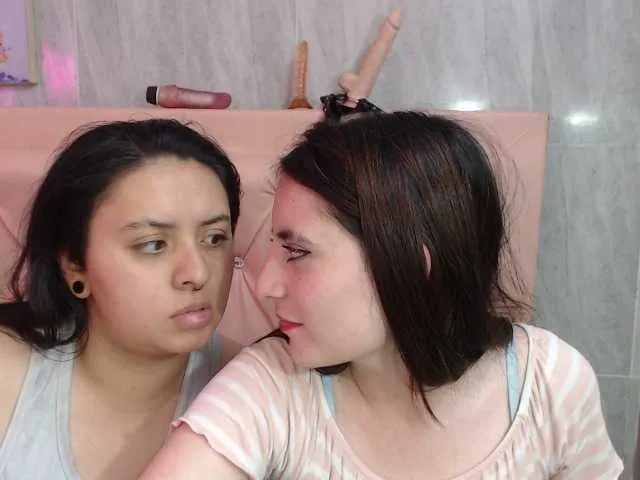 Live sex webcam photo for KellyAndHeily69 #277937140