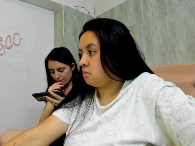 Live sex webcam photo for KellyAndHeily69 #278053207