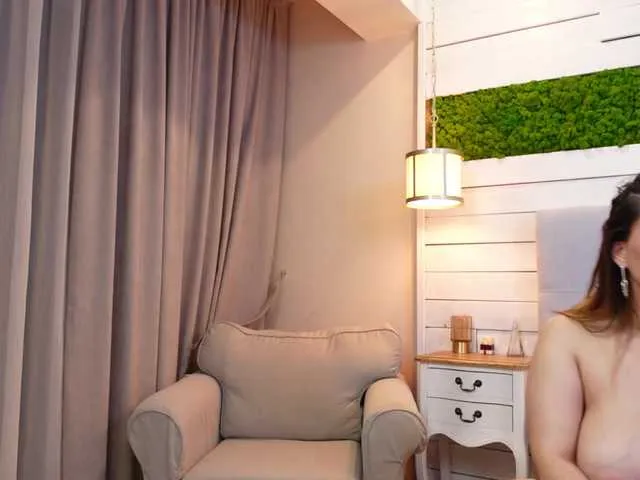 Live sex webcam photo for KellyMoone #275538417