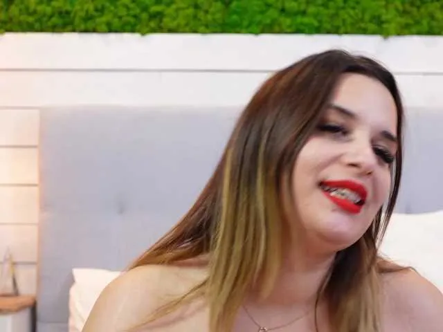 Live sex webcam photo for KellyMoone #275659221