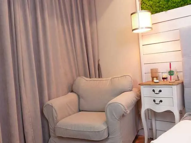 Live sex webcam photo for KellyMoone #275772680