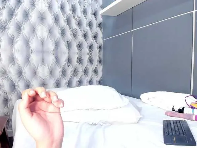 Live sex webcam photo for KellyWebber #276238049