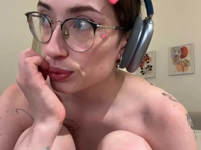 Live sex webcam photo for KellyyBeryy #293678231