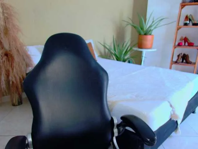 Live sex webcam photo for KemilF #277381971