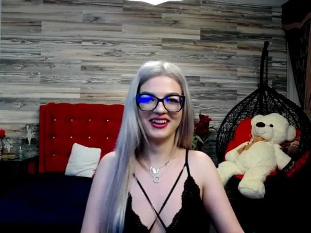 Live sex webcam photo for KenaLoft #272625230