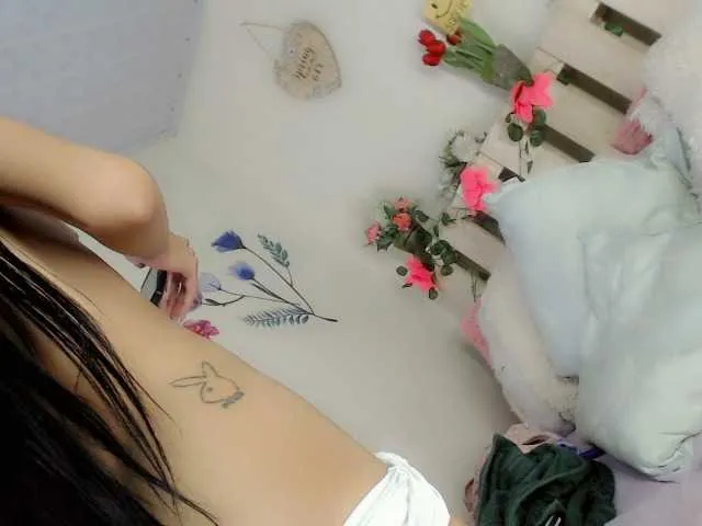 Live sex webcam photo for Kendall18 #291546783