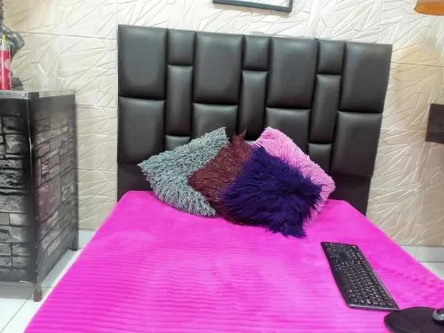 Live sex webcam photo for Kenniabig #276961371