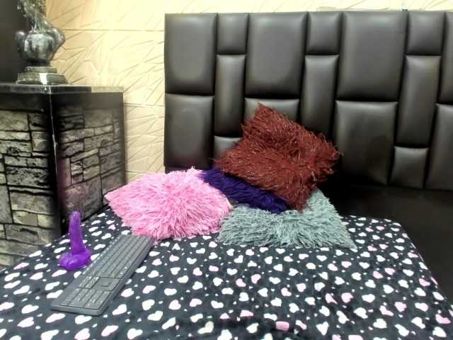 Live sex webcam photo for Kenniabig #276997591