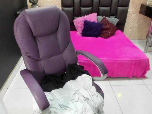 Live sex webcam photo for Kenniabig #277034048