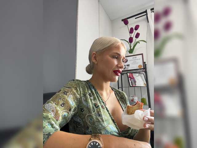 Live sex webcam photo for KettyPretty25 #274381754