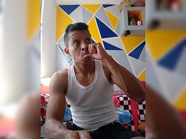 Live sex webcam photo for Kevinsex-1 #274223516