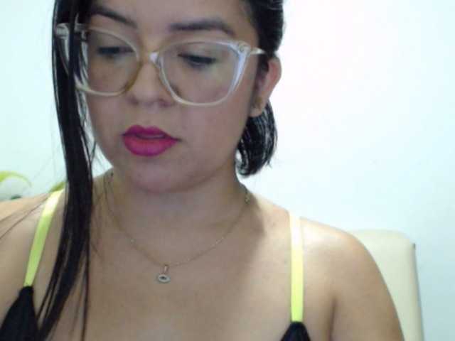 Live sex webcam photo for Kiara-Xo #272605048